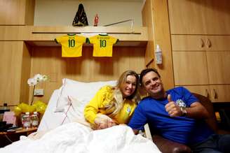 Aécio e a esposa na torcida durante a estreia do Brasil na Copa do Mundo