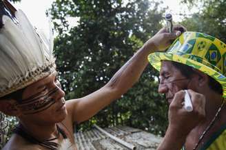 <p>"Os povos indígenas, muitas vezes defendem à força a sua própria floresta", diz relatório</p>