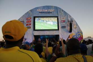 <p>Em Porto Alegre, na beira do Guaíba, a Fan Fest funcionou sem alvará durante dia de abertura da Copa</p>
