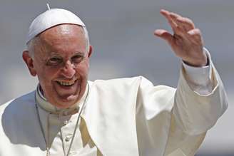 <p>Papa Francisco acena depois de liderar a audiência geral semanal na Praça de São Pedro, no Vaticano, em 11 de junho</p>