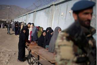 <p>Mulheres afegãs fazem fila para votar em Cabul, no Afeganistão, neste sábado</p>