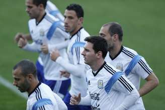 <p>Messi entre amigos na segunda-feira: só sorrisos depois de marcar novamente em Copas do Mundo </p>