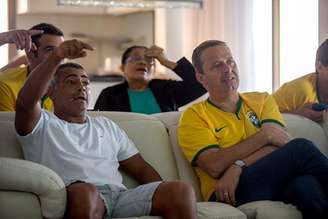 <p>Romário e Eduardo Campos durante a partida da Seleção Brasileira pela segunda rodada da primeira fase da Copa do Mundo; PSB recebeu doações do Santander, que se envolveu em atrito com o governo Dilma</p>