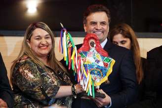 Aécio recebe imagem do Guerreiro de Lança de Pernambuco durante homenagem