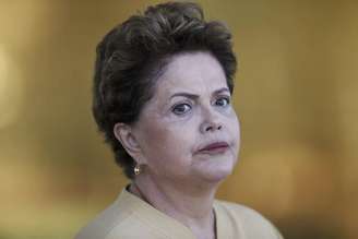 A presidente Dilma Rousseff espera o presidente reeleito da Colômbia, Juan Manuel Santos, antes de encontro no Palácio da Alvorada, em Brasília. 19/6/2014.