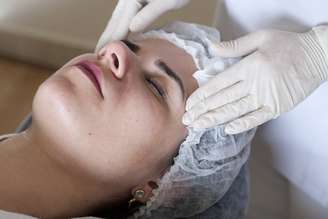 Com duração de uma hora, a terapia começa com a higienização da face. Nesta etapa, aplica-se um gel de limpeza com movimentos suaves