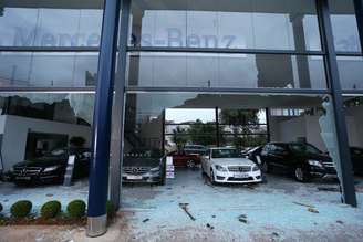 Concessionária da Mercedes-Benz destruída durante processo