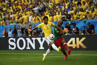Paulinho domina a bola em partida contra Camarões em Brasília