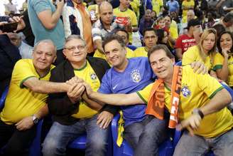 Aécio (de azul) assiste ao jogo com o presidente da Força Sindical, Miguel Torres, o presidente do PSDB Sindical, Ramalho da Construção, e o presidente do Solidariedade, deputado federal Paulinho da Força