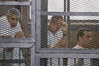 <p>Jornalistas da Al-Jazeera são fotografados dentro de uma cela durante  seu julgamento por acusações de terrorismo em um tribunal no Cairo, em 15 de maio</p>