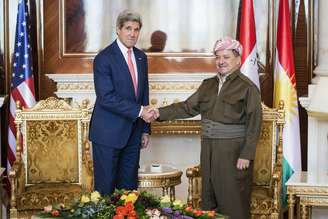 <p>O presidente curdo Masud Barzani cumprimenta o secretário de Estado  americano, John Kerry, no palácio presidencial em Arbil, capital da região autônoma do Curdistão, norte do Iraque, em 24 de junho </p>