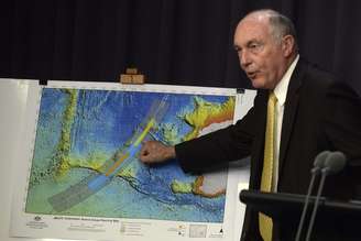 Ministro australiano mostra nova área de buscas pelo avião da Malaysia Airlines
