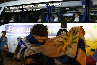 Já sem Luis Suárez no time, o ônibus da seleção uruguaia chega a um hotel do Rio de Janeiro, onde enfrentará a Colômbia nas oitavas de final da Copa do Mundo