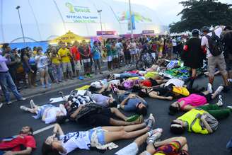 <p>O protesto era por mais educação e contra violência policial</p>