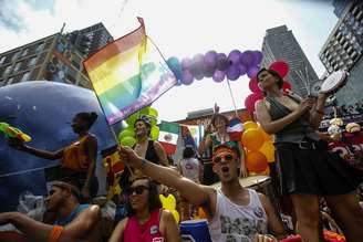 <p>Foliões comemoram a Marcha do Orgulho Gay em Toronto, em 29 de junho</p>