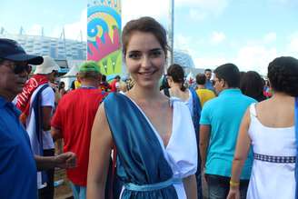 Americana Jesse comparece à Arena Pernambuco vestida como deusa grega