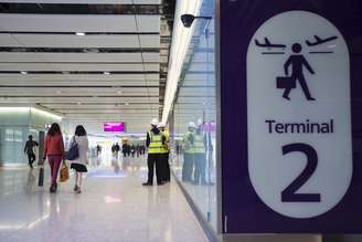 <p>Passageiros caminham no aeroporto de Heathrow, em Londres, Inglaterra, em abril de 2014</p>
