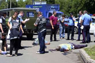 <p>Investigadores trabalham na cena onde três policiais de trânsito foram atacados por desconhecidos na cidade de Donetsk, no leste da Ucrânia, nesta quinta-feira, 3 de julho</p>
