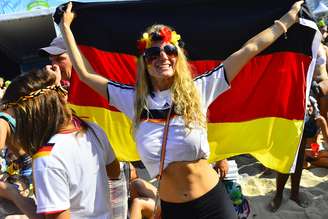 <p>Torcedores da Alemanha se divertiram nesta sexta-feira na Fan Fest em Copacabana, Rio de Janeiro, com a classificação para a semifinal, após vitória por 1 a 0 contra a França. A partida aconteceu no Estádio do Maracanã.</p>
