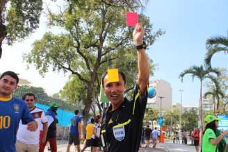 "Árbitro" mostra cartão vermelho para torcedores no entorno do Maracanã