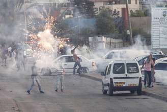 <p>Protestantes palestinos atiraram foguetes contra a polícia</p>