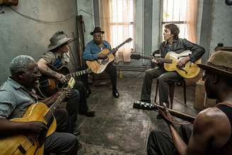 Paul McCartney e músicos em cena de 'Early Days'