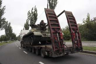 <p>Rebeldes pró-Rússia ergueram novas barricadas nas ruas de Donetsk nesta segunda-feira, preparando suas posições na cidade de 1 milhão de habitantes depois de perderem o controle de Slaviansk, na pior derrota de sua revolta em três meses</p>