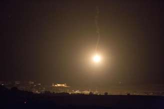 Porta-voz israelense confirmou o lançamento de uma operação aérea chamada "cerca de proteção", sem entrar em detalhes