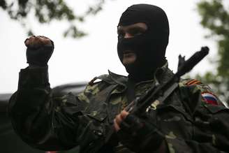 <p>Separatista pró-Rússia monta guarda em um posto de controle na cidade ucraniana de Donetsk, em 7 de julho</p>