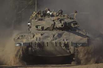 <p>Tanques israelenses se movimentam perto da fronteira entre Israel e a Faixa de Gaza</p>