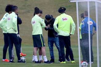 Lesionado, Neymar chega ao treino da Seleção Brasileira, na Granja Comary, nesta quinta-feira, e é recepcionado pelos colegas 