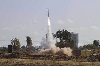 <p>O sistema de defesa aéreo para interceptar foguetes da Faixa de Gaza Iron Dome é acionado em Tel Aviv</p><p> </p>