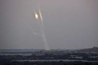 Foguetes são lançados do norte da Faixa de Gaza em direção a Israel, nesta sexta-feira. 11/07/2014