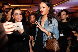 Anitta tira selfie com Rihanna em hotel do Rio de Janeiro