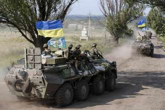 <p>Tropas ucranians preparam ação próximo à cidade de <br />Slaviansk, em 11 de julho, após Petro Poroshenko prometer "achar e destruir" os rebeldes</p>