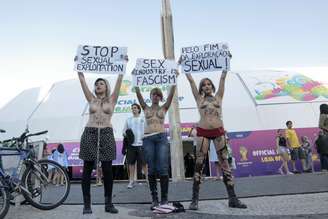 <p>Movimento feminista Bastardxs realiza protesto contra a exploração sexual de mulheres durante a Copa do Mundo 2014, em Copacabana, no Rio de Janeiro (RJ), neste domingo (13).</p>