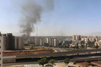 <p>Imagem registrada ontem mostra fumaça subindo próximo ao aeroporto de Trípoli, em outro foguete enviado para o local</p>