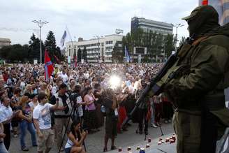 <p>Separatista pró-russo fica de guarda durante um comício em apoio à Nova Rússia, no centro da cidade ucraniana de Donetsk</p>