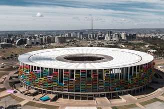 Montagem do programa sobre foto do Estádio Nacional Mané Garrincha, em Brasília: vãos em arenas da Copa do Mundo ganhariam moradias pré-fabricadas
