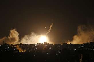 <p>Pelo menos 18 palestinos e um soldado israelense foram mortos nas primeiras horas da ofensiva terrestre na Faixa de Gaza</p>