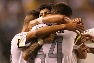Santistas comemoram o primeiro gol no clássico contra o Palmeiras