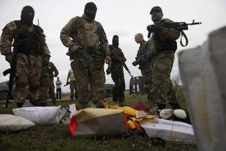 Separatistas pró-russos observam pertences de passageiros de avião derrubado na Ucrânia. 18/07/2014