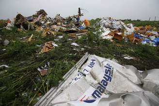 <p>Destroços do Boeing da Malaysia Airlines, que foi abatido na quinta-feira, são vistos perto da aldeia de Rozsypne, na região de Donetsk, em 18 de julho</p>