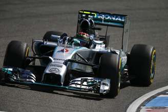Rosberg supera Hamilton no terceiro treino livre