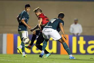 <p>Sport adotou postura defensiva para empatar com o Goiás</p>