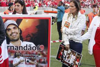 <p>Viúva de Fernandão, Fernanda Costa, recebeu camisa 9 das mãos de Alex e se emocionou no Beira-Rio</p>
