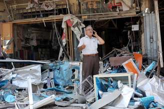 <p>Iraquiano inspeciona os escombros de sua casa, após um ataque jihadista em Bagdá, no último sábado, 19 de julho</p>
