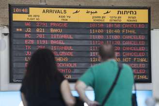 <p>Painel do aeroporto Ben Gurion informa o cancelamento de vários voos após a Europa e os Estados Unidos suspenderem as operações até o principal aeroporto israelense</p>