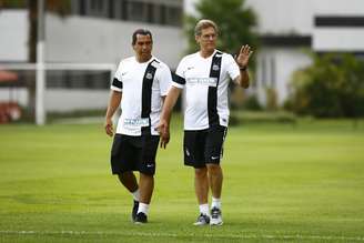 <p>Oswaldo ao lado de Zinho, gerente; Santos pede mudanças</p><p> </p>