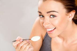 Além de estar presente no café da manhã, o iogurte também pode ser inserido na rotina de beleza para a conquista de uma pele macia, hidratada e com menos rugas 